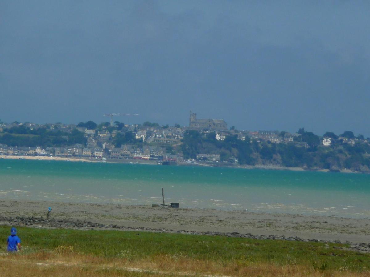 Le Bout De La Ville Hirel 外观 照片